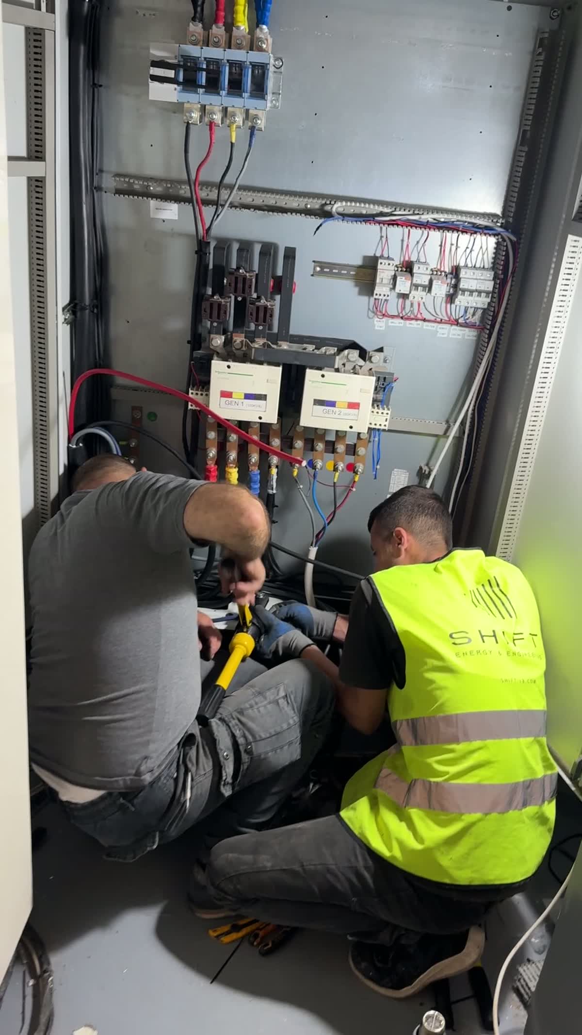 Shift electricians connecting the system